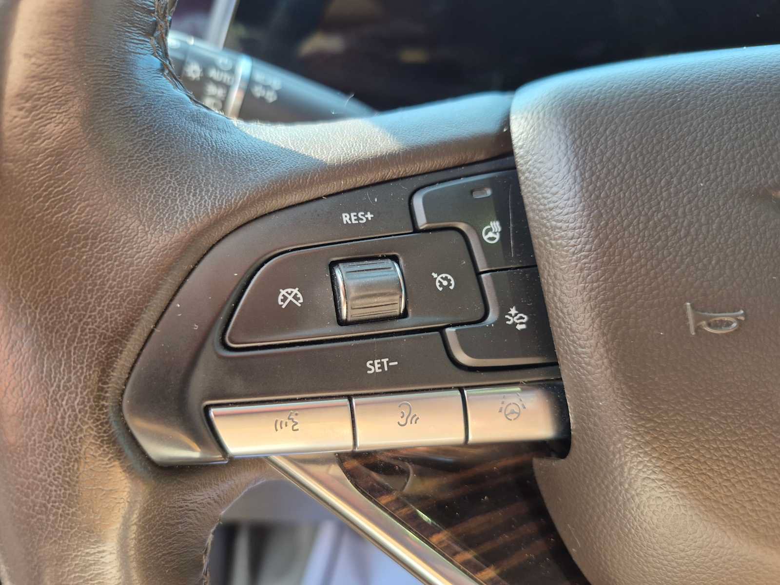 Used 2021 Cadillac Escalade ESV Premium Luxury w/ Driver Assist Tech Package AWD/4WD image 17