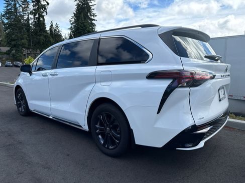 Used 2024 Toyota Sienna XSE AWD/4WD image 4