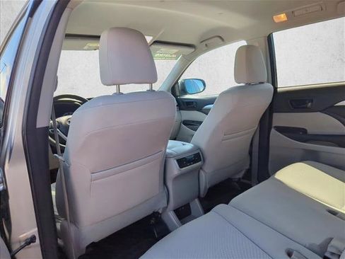 Used 2017 Toyota Highlander LE FWD image 17