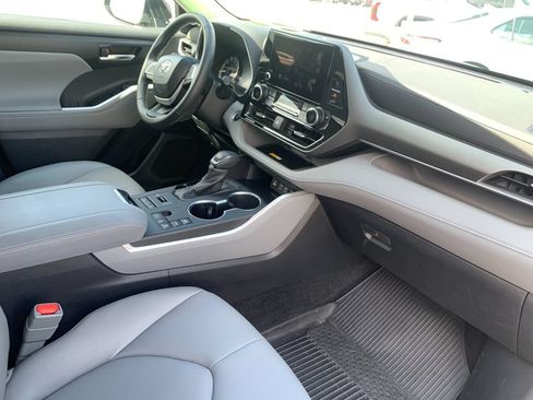 Used 2024 Toyota Highlander XLE AWD/4WD image 18