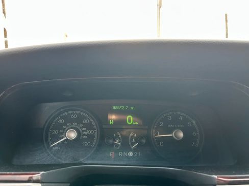 Used 2009 Lincoln Town Car Signature Limited RWD image 24