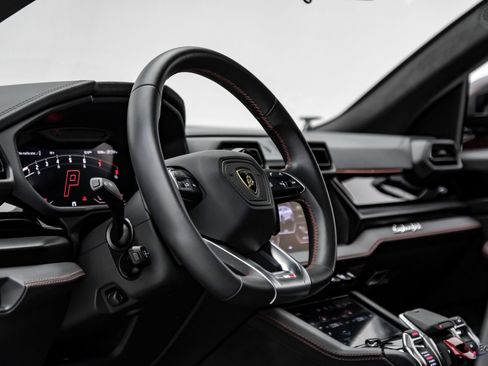 Used 2025 Lamborghini Urus SE AWD/4WD image 48