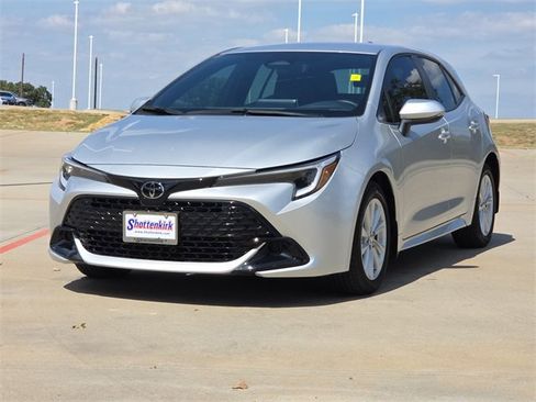 Used 2023 Toyota Corolla SE image 3