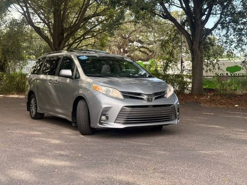 Used 2018 Toyota Sienna XLE w/ XLE Navigation Package FWD image 2