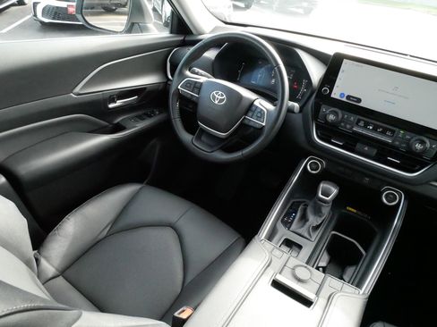 Used 2025 Toyota Grand Highlander AWD image 9
