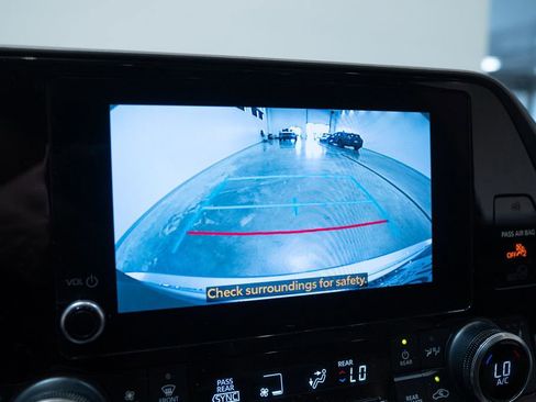 Used 2023 Toyota Highlander XLE AWD/4WD image 24