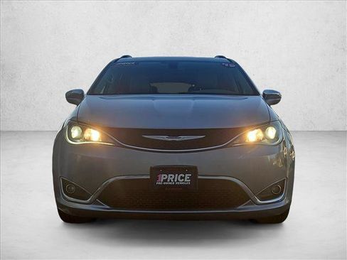 Used 2019 Chrysler Pacifica Limited FWD image 2