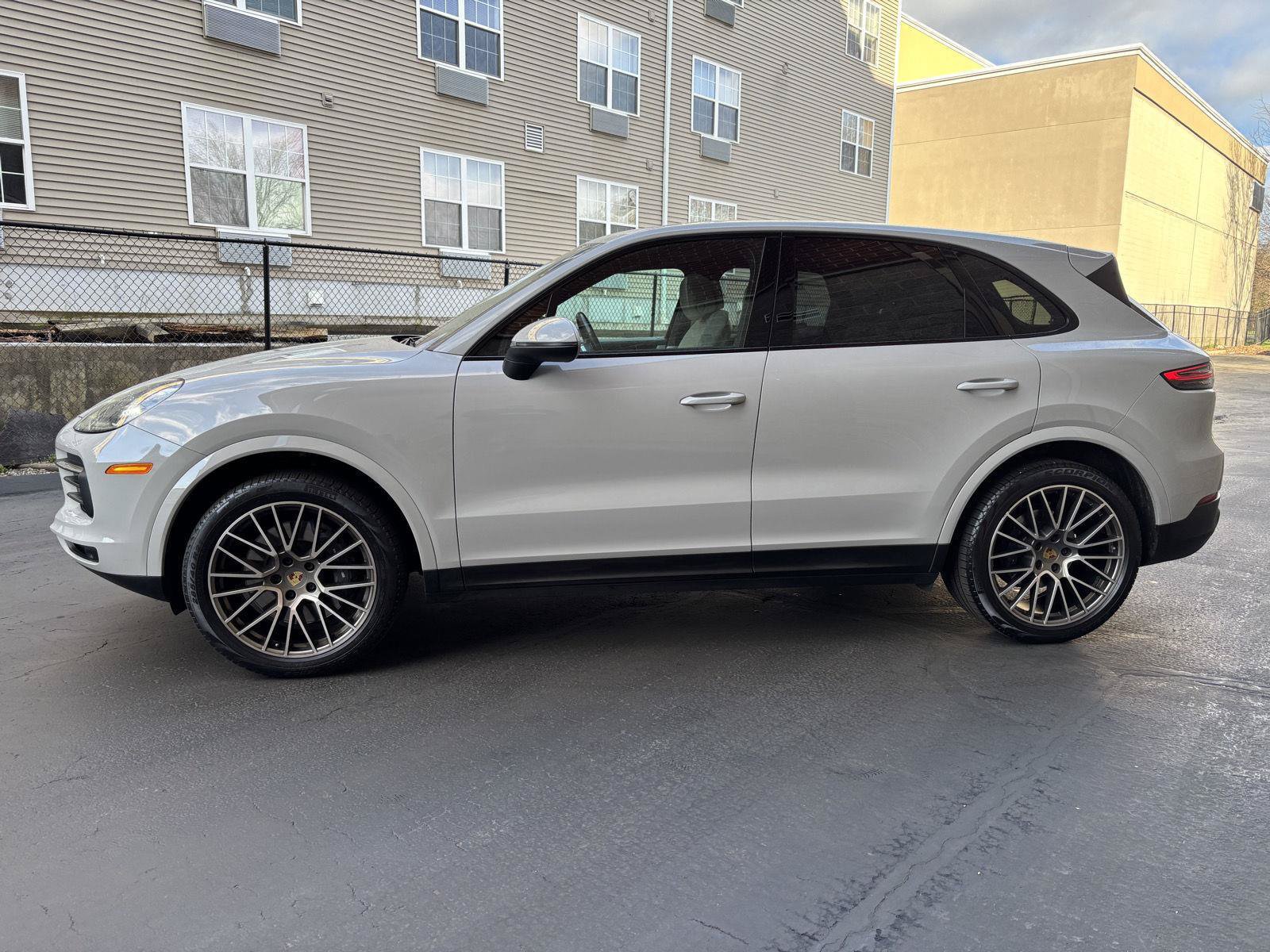 Used 2022 Porsche Cayenne Platinum Edition AWD/4WD image 2