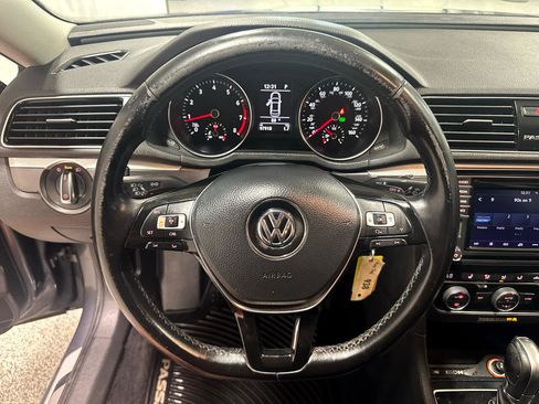 Used 2018 Volkswagen Passat 2.0T R-Line w/ R-Line Lighting Package image 19