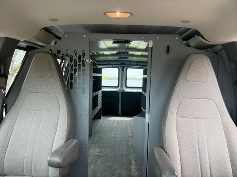 Used 2018 Chevrolet Express 2500 w/ Driver Convenience Package RWD image 14