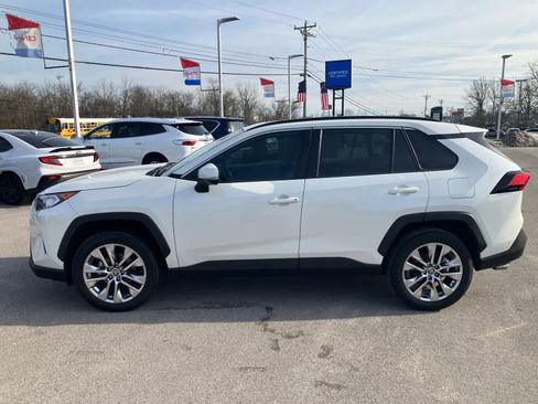 Used 2021 Toyota RAV4 XLE Premium image 4