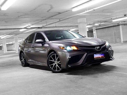 Used 2021 Toyota Camry SE image 4