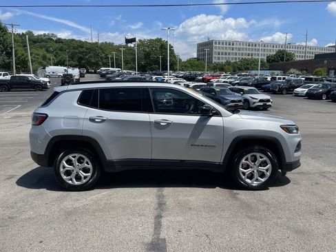Used 2024 Jeep Compass Latitude AWD/4WD image 7