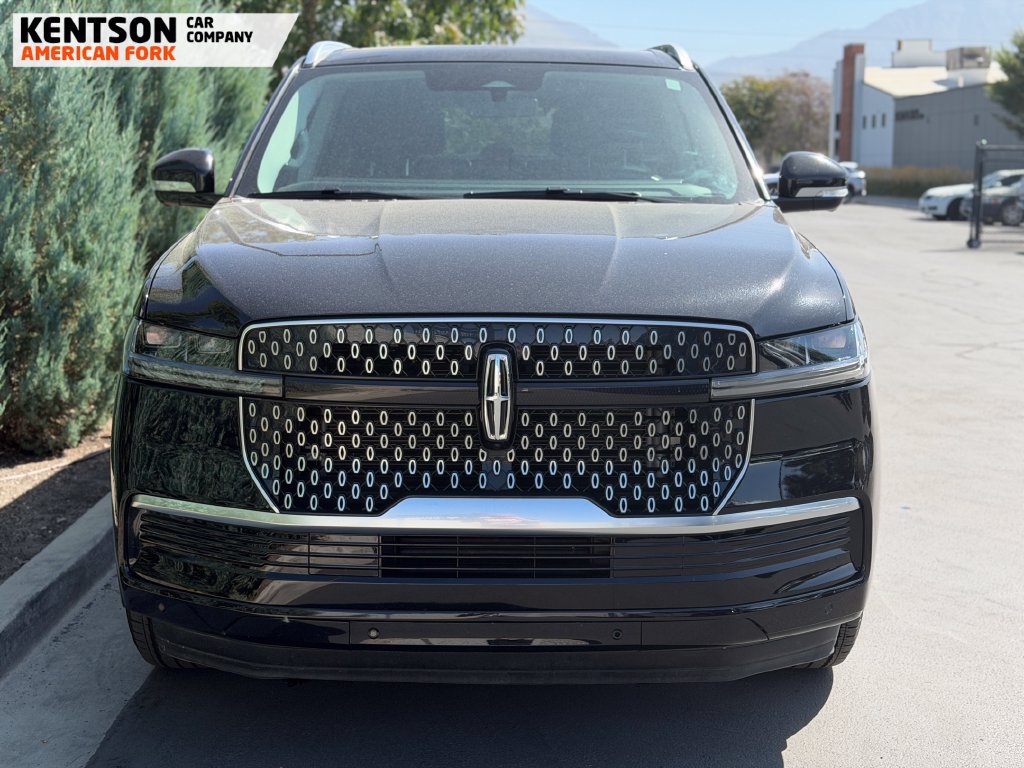 Used 2025 Lincoln Navigator Reserve AWD/4WD image 2