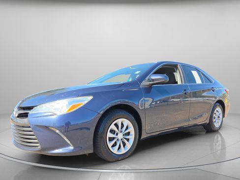 Used 2015 Toyota Camry LE image 2