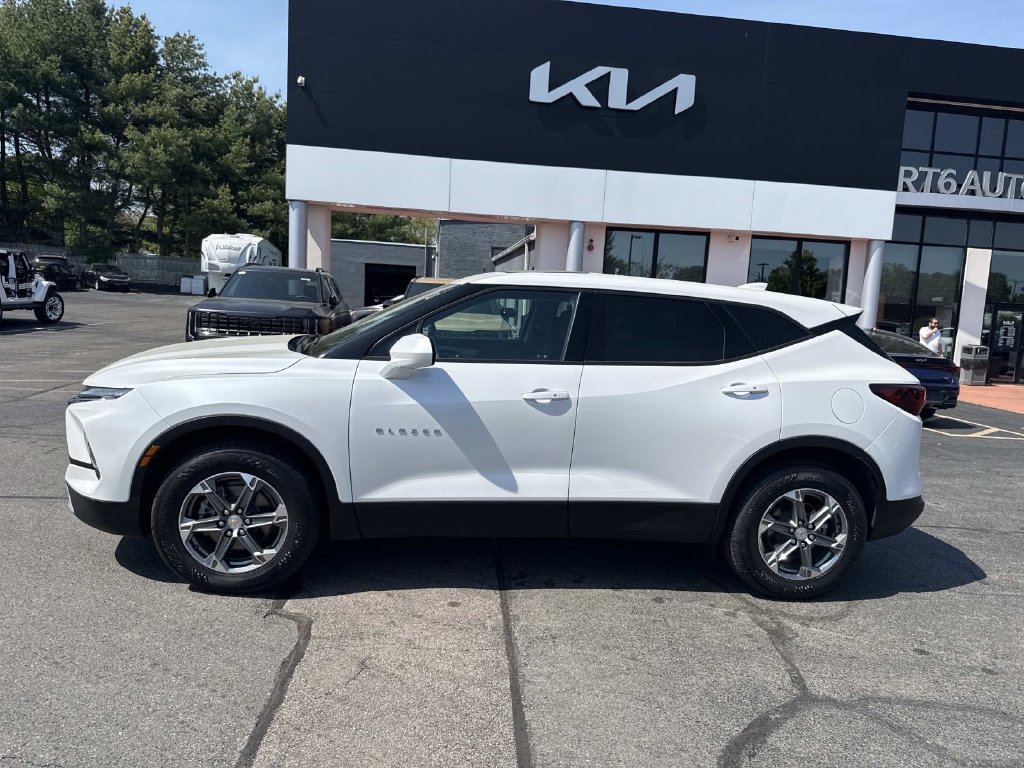Used 2023 Chevrolet Blazer LT AWD/4WD image 2