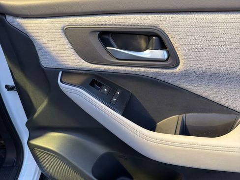 Used 2023 Nissan Rogue SV image 32