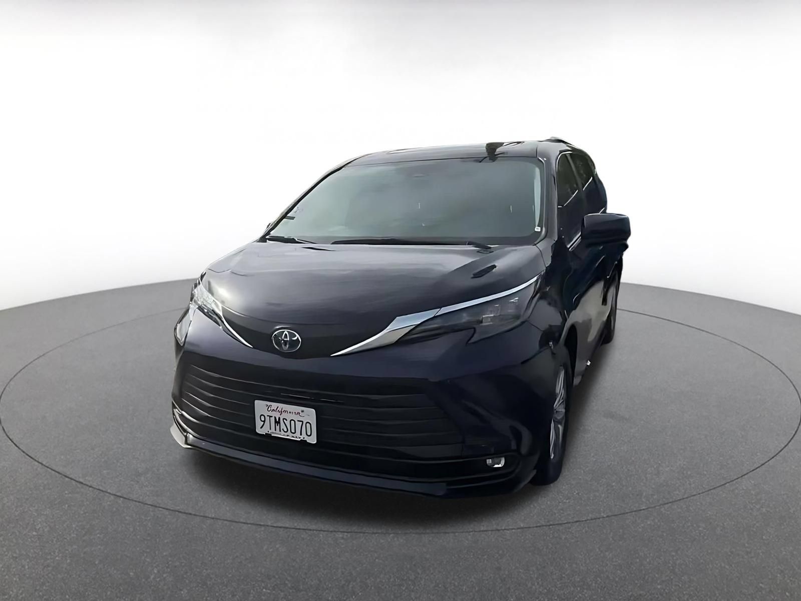 Used 2025 Toyota Sienna XLE FWD image 6