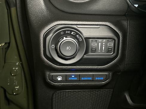 Used 2022 Jeep Wrangler Unlimited Sahara w/ Cold Weather Group AWD/4WD image 20