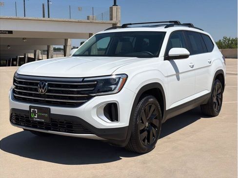 Used 2024 Volkswagen Atlas SE AWD/4WD image 3