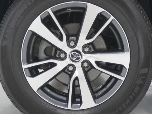 Used 2018 Toyota RAV4 XLE FWD image 26