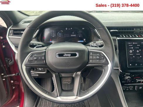 Used 2025 Jeep Grand Cherokee Altitude image 14