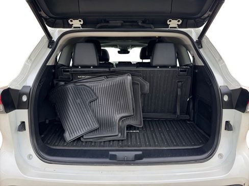 Used 2021 Toyota Highlander XLE AWD/4WD image 19
