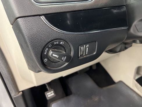 Used 2019 Dodge Grand Caravan SXT image 18