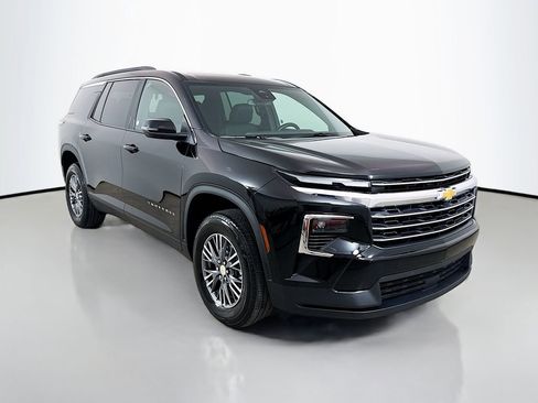 Used 2025 Chevrolet Traverse LT image 1