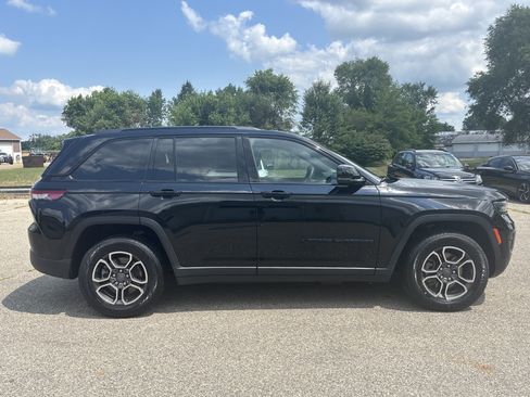 Used 2022 Jeep Grand Cherokee Trailhawk w/ Luxury Tech Group III AWD/4WD image 2