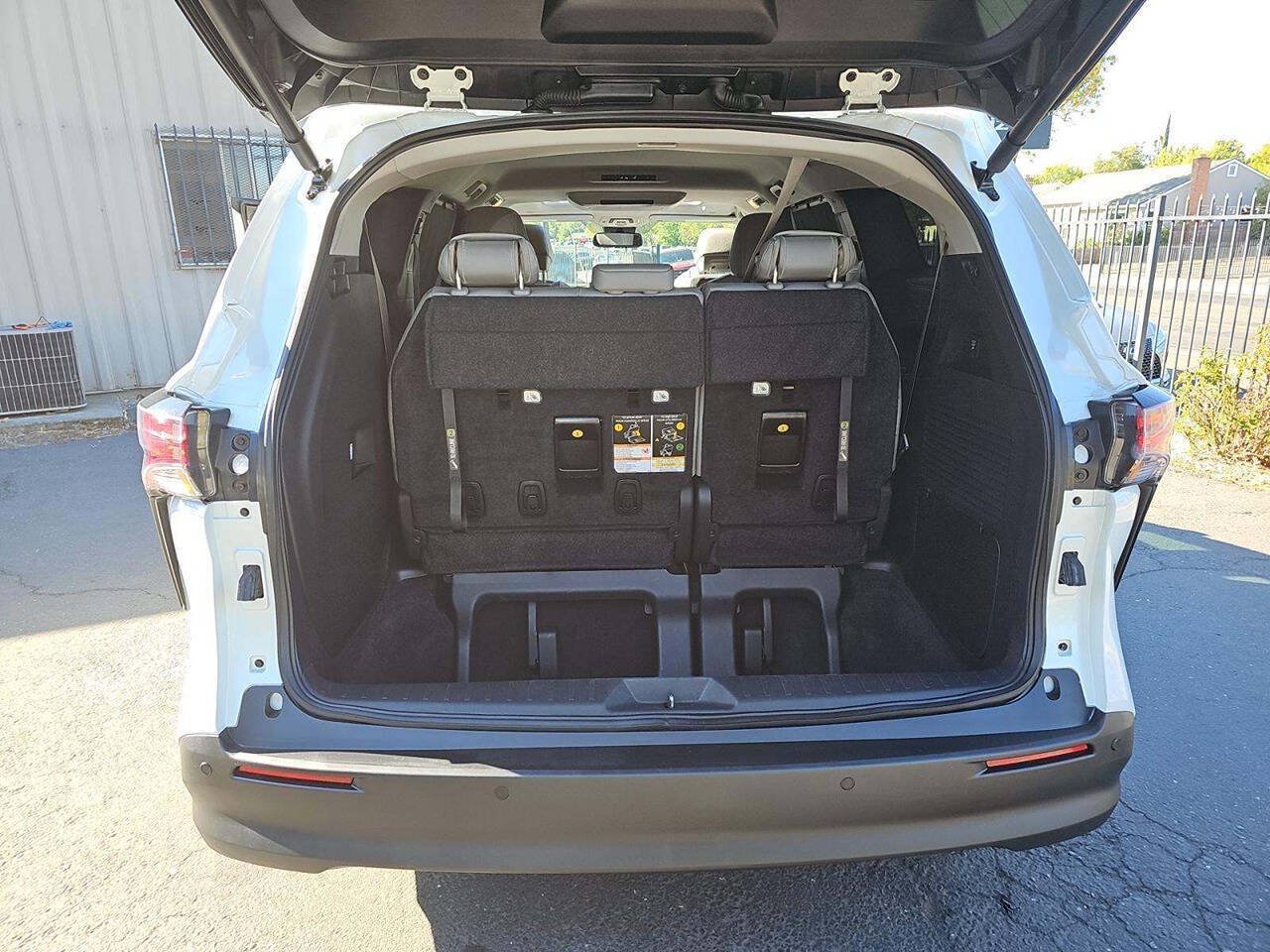 Used 2025 Toyota Sienna XLE w/ XLE Plus Package FWD image 21