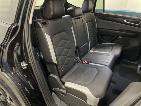 Used 2024 Volkswagen Atlas Peak Edition SE image 32