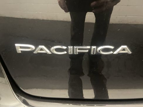 Used 2023 Chrysler Pacifica Touring-L FWD image 23