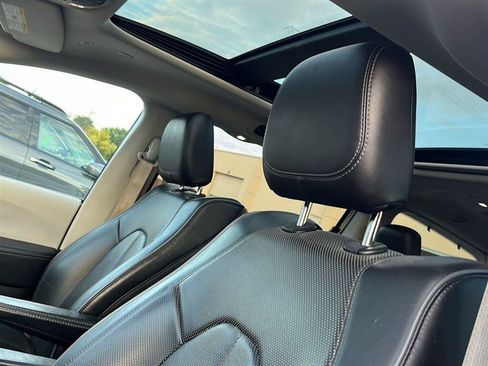 Used 2018 Chrysler Pacifica Limited w/ Tire & Wheel Group FWD image 8