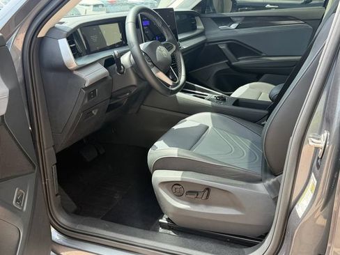 Used 2025 Volkswagen Tiguan SE w/ Panoramic Sunroof Package AWD/4WD image 13