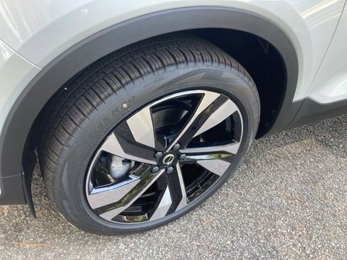 New 2025 Volvo XC40 B5 Ultra image 11