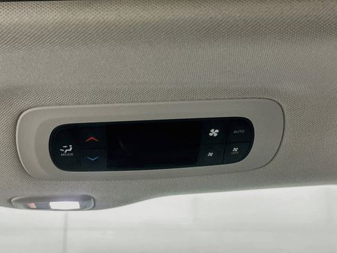 Used 2023 Chrysler Pacifica Limited FWD image 28
