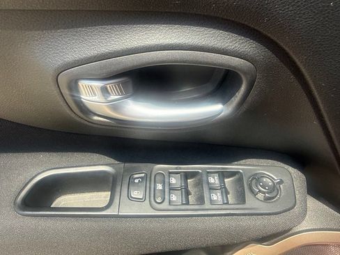 Used 2017 Jeep Renegade Latitude FWD image 17