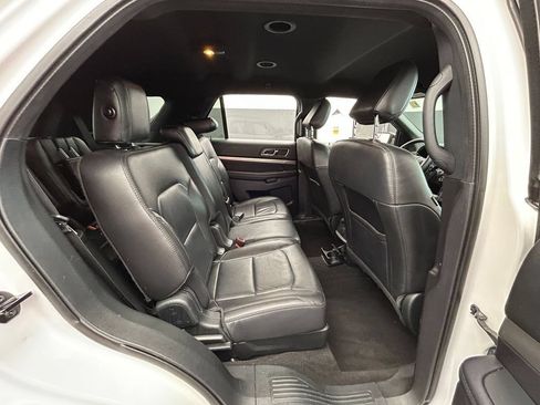 Used 2018 Ford Explorer XLT w/ Equipment Group 202A FWD image 40