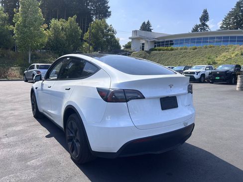 Used 2024 Tesla Model Y Long Range AWD/4WD image 2
