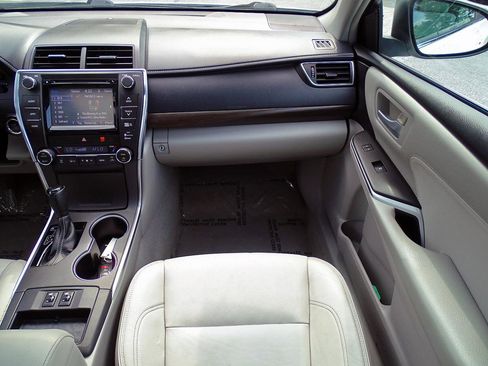 Used 2015 Toyota Camry XLE w/ Moonroof Package FWD image 32