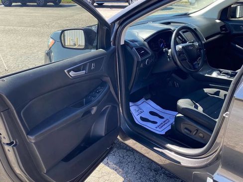 Used 2020 Ford Edge SE image 9