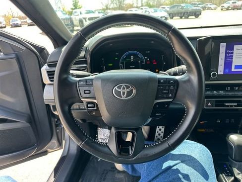 Used 2025 Toyota Camry SE w/ Convenience Package image 37