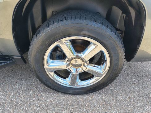 Used 2011 Chevrolet Avalanche LTZ AWD/4WD image 12