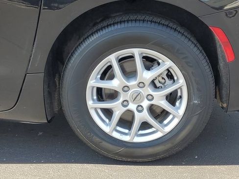 Used 2023 Chrysler Pacifica Touring-L FWD image 7