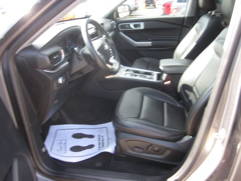 Used 2022 Ford Explorer XLT w/ Equipment Group 202A AWD/4WD image 12