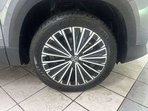 Used 2025 Volkswagen Taos SE FWD image 15