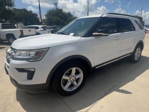 Used 2018 Ford Explorer XLT w/ Equipment Group 201A FWD image 4