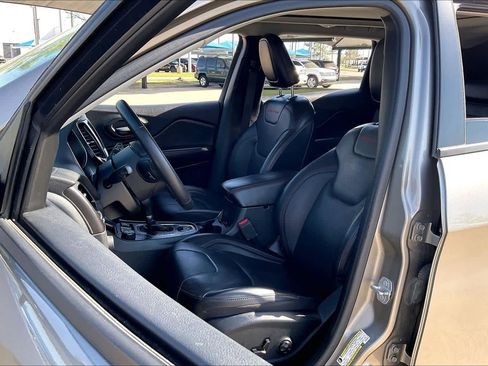 Used 2019 Jeep Cherokee Trailhawk image 8