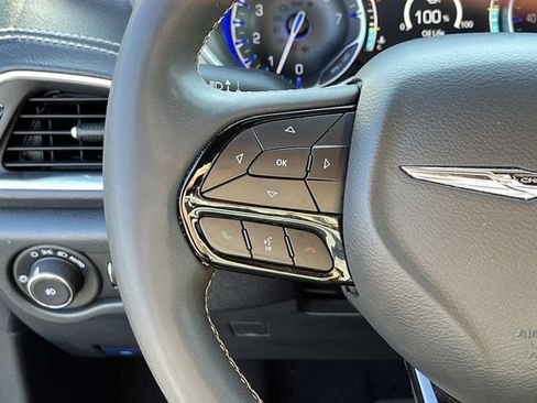 Used 2025 Chrysler Pacifica Limited FWD image 28